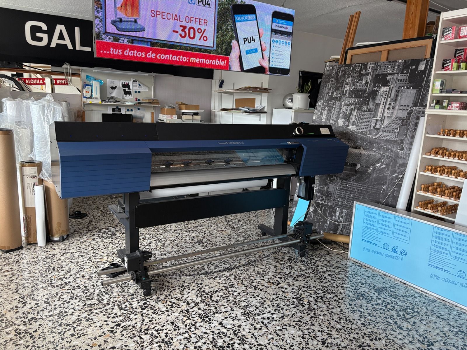 Reclame- en belettingsbedrijf in Altea, draaiend, foto 3