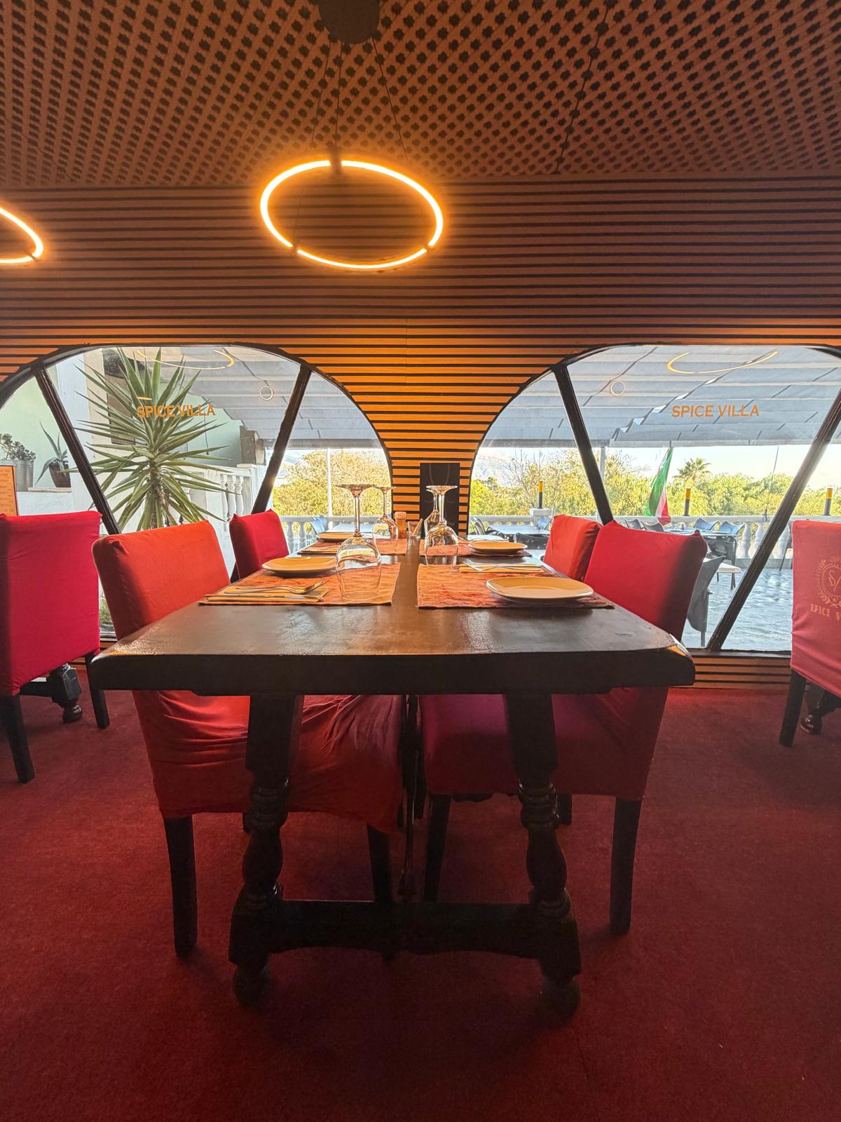 Restaurant met groot terras en woning erbij, foto 2