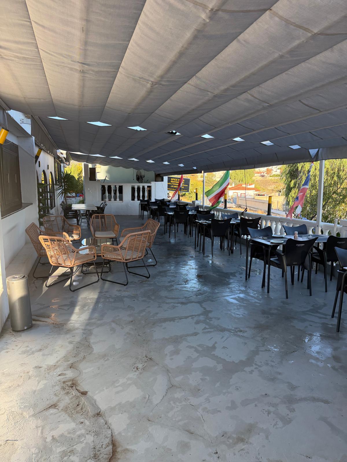 Restaurant met groot terras en woning erbij in Alfaz del Pi
